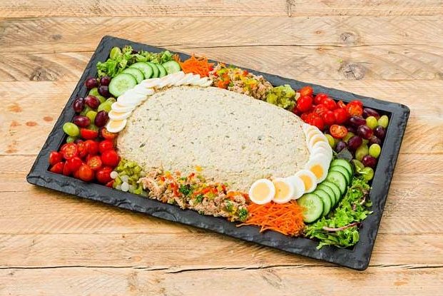 € 7,50 p.p. Schaal mooi opgemaakte koude     schotel bestellen? 250 gram koude schotel per persoon (vanaf 6 personen). Gegarneerd met sla, fruit, rauwkost en ei.