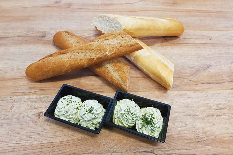 2 witte stokbroden met kruidenboter. € 10,99
