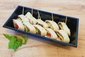 Tapas naar keuze met ossenhaas, kip of zalm 10 stuks € 10,95